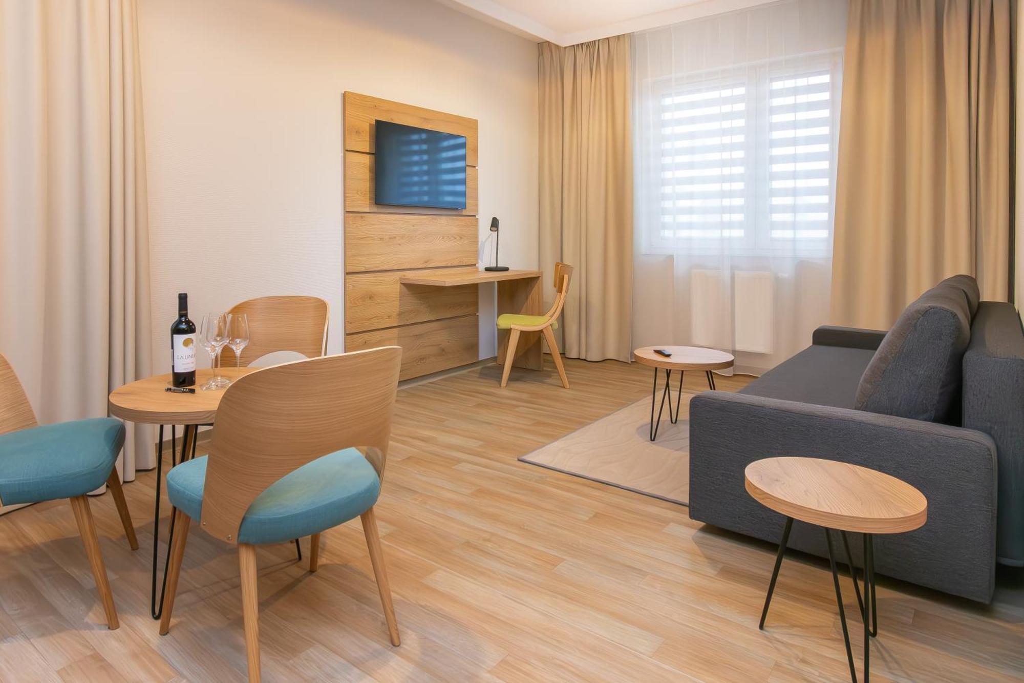 זיילונה גאורה Novy Hotel מראה חיצוני תמונה